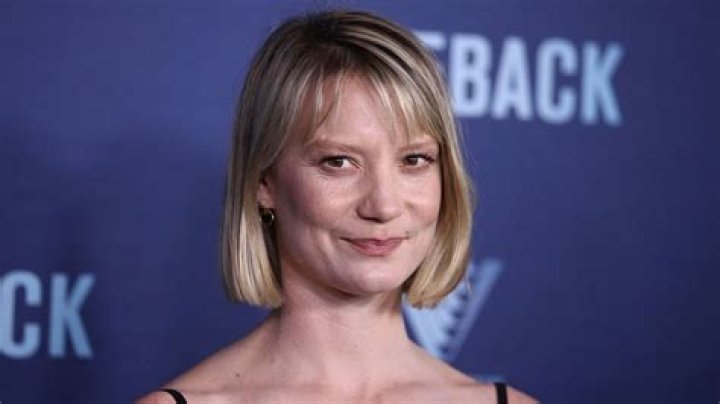 Mia Wasikowska- Wiki, Age, Height, Net Worth, Boyfriend, Ethnicity