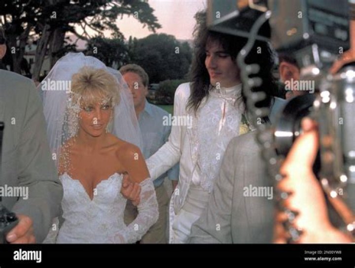 Where did Tommy Lee and Heather Locklear get married? How long did Tommy Lee and Heather Locklear stay married?